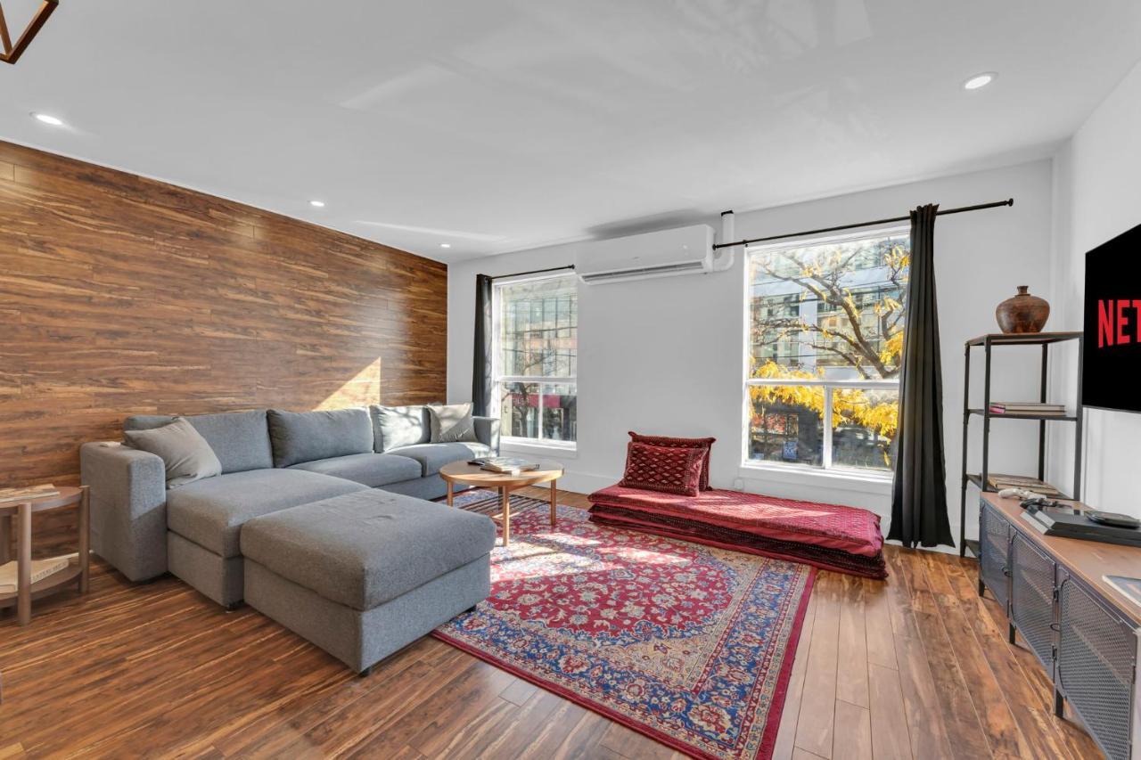 Amazing Fully Renovated Apartment On Queen St. 토론토 외부 사진