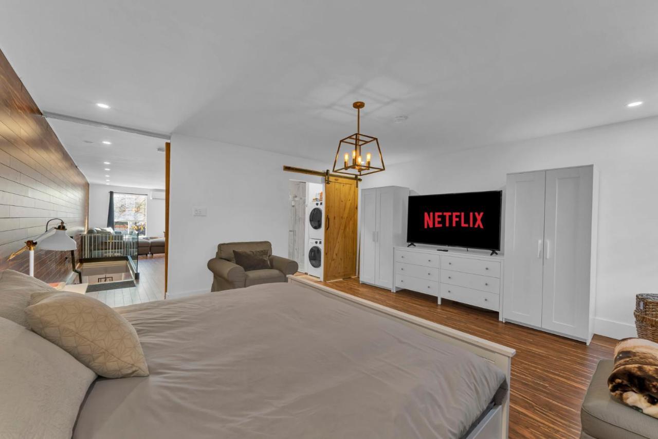 Amazing Fully Renovated Apartment On Queen St. 토론토 외부 사진