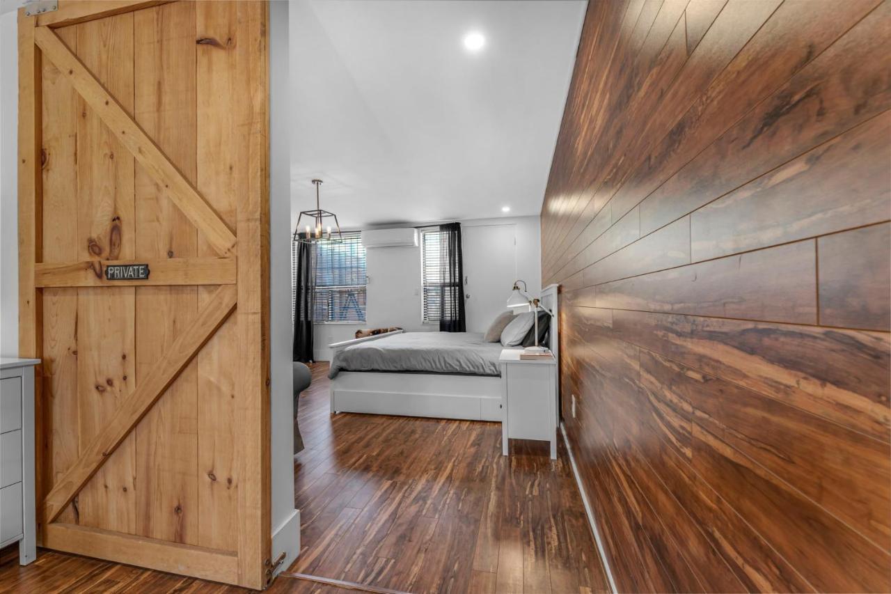 Amazing Fully Renovated Apartment On Queen St. 토론토 외부 사진